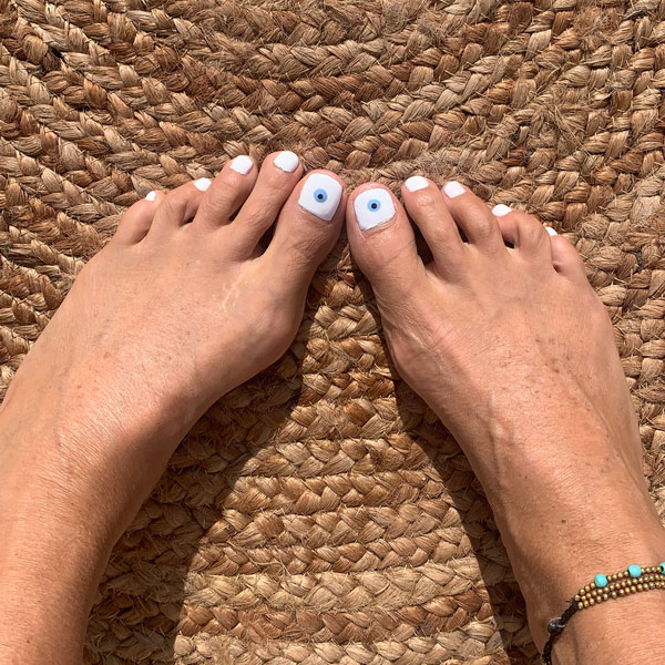 Pessoa com unhas olho grego