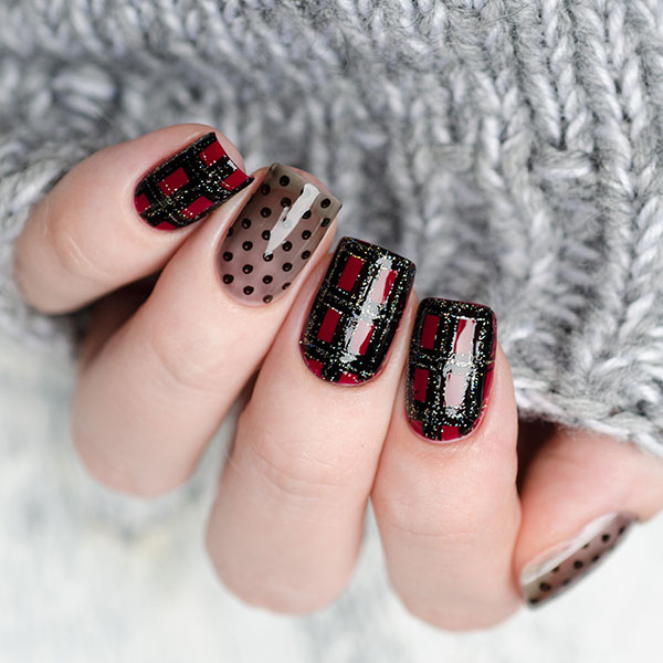 Modelo com unhas decoradas com estampas