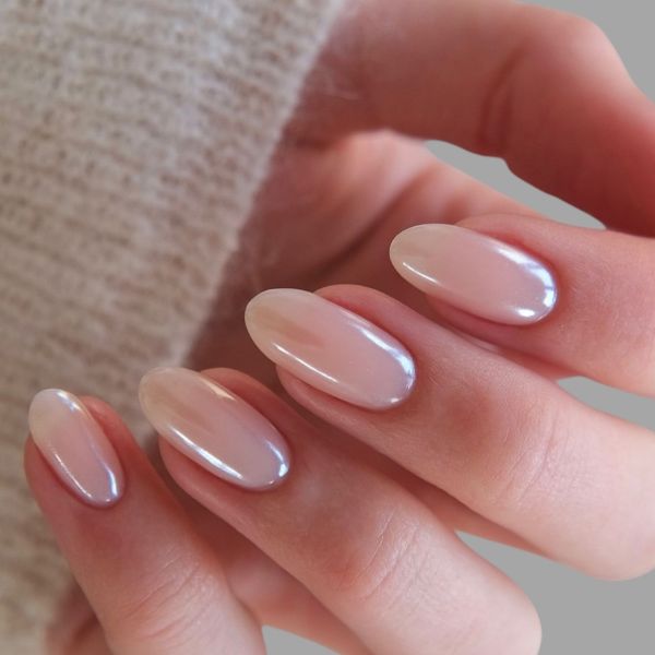Mão com glazed donut nails em tom perolado.