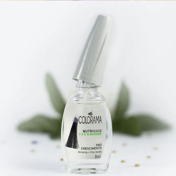 Nutribase Colorama Pró Crescimento em fundo com planta verde.