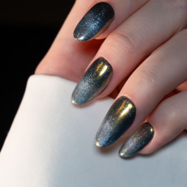 Mãos com unhas pintadas com esmalte magnético em estilo cat eye