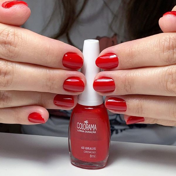Mão com esmalte 40 graus da Colorama nas unhas. 