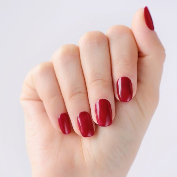 Unhas vermelhas em fundo branco.