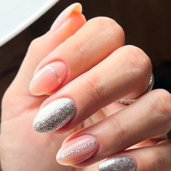 Nail art com brilho nas unhas.