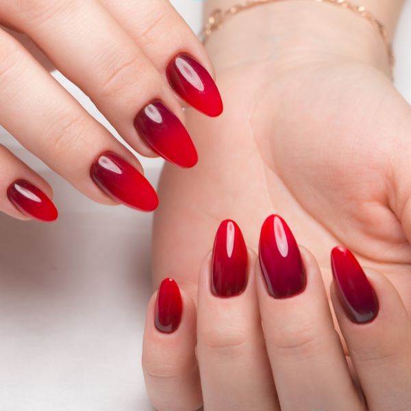 Unha com degradê vermelho.
