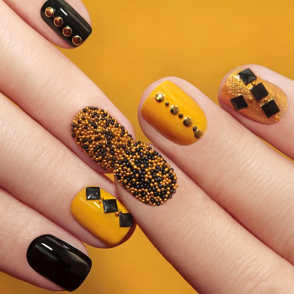 Unha com nail arts diferentes em cada dedo.