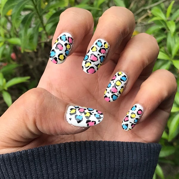 Unhas com animal print colorido