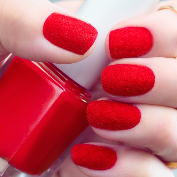 Unha com nail art de textura de pelúcia vermelha.