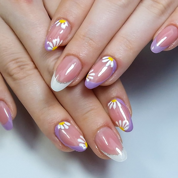 Unha pintada com flores e francesinha.