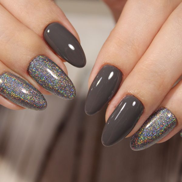 Unhas para carnaval em cinza com glitter holográfico. Uma opção elegante e discreta para quem prefere tons neutros