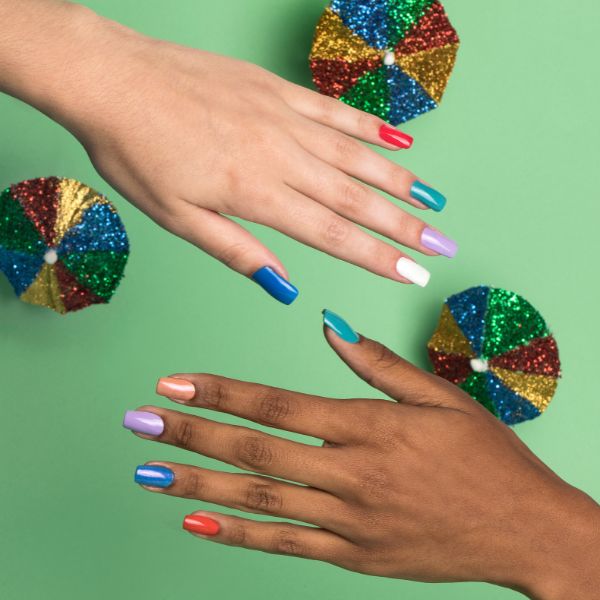 Diversas cores de unhas para carnaval em duas mãos, mostrando diferentes tons vibrantes e alegres.