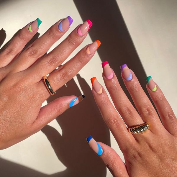 Unhas para carnaval com francesinha colorida, cada unha com uma cor vibrante diferente.