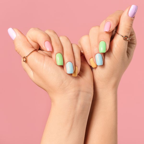 Unhas para carnaval em tom pastel de rosa, verde, amarelo e azul. Simples, delicadas e perfeitas para combinar com qualquer fantasia