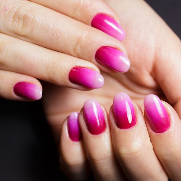 Unhas em gel rosa em degradê.
