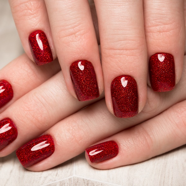 Unhas vermelhas encapsuladas com glitter vermelho