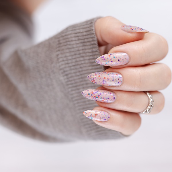 Mãos com glitter confete nas unhas
