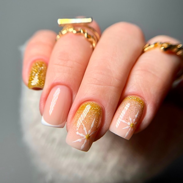 Mão com nail art na unha de carnaval.