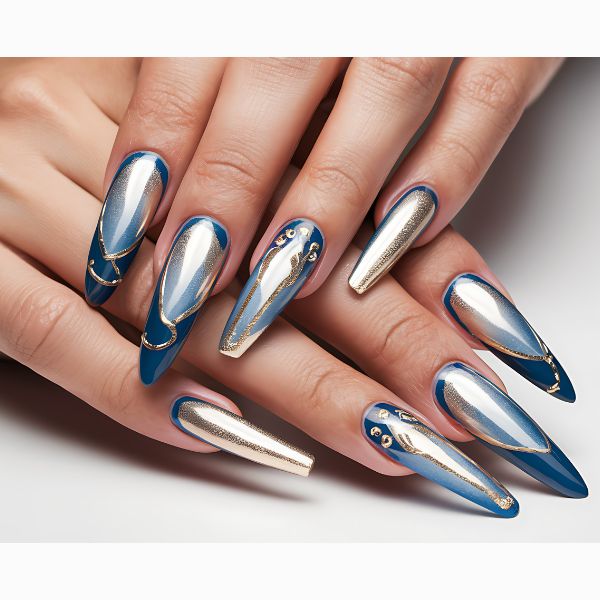 Unhas azul com desenhos prateados.