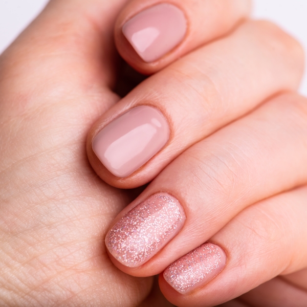 Foto de mãos com esmalte nude elegantes, perfeitas para o estilo office siren.