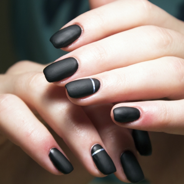 Foto de unhas pretas com efeito fosco