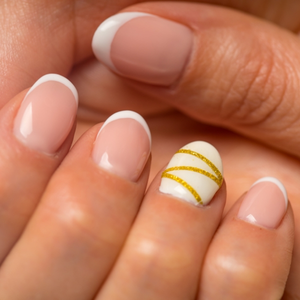 Unhas brancas em estilo accent nails ideais para o quiet luxury.