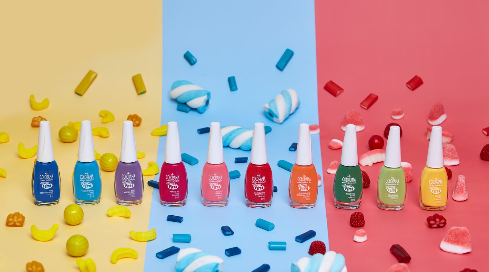 Frascos de esmalte infantil coloridos, cercados por balas de goma, sobre fundos amarelo, azul e rosa.