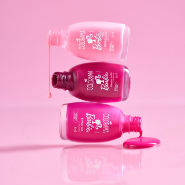 Foto da Coleção Barbie™ + Colorama com três esmaltes rosa posicionados um em cima do outro em fundo rosa.