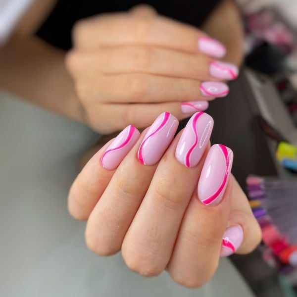 Foto de unha decorada rosa com nail art minimalista