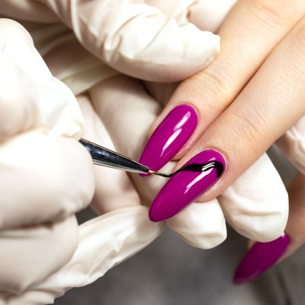 Unhas elegantes com design abstrato em tons de roxo e linha preta.