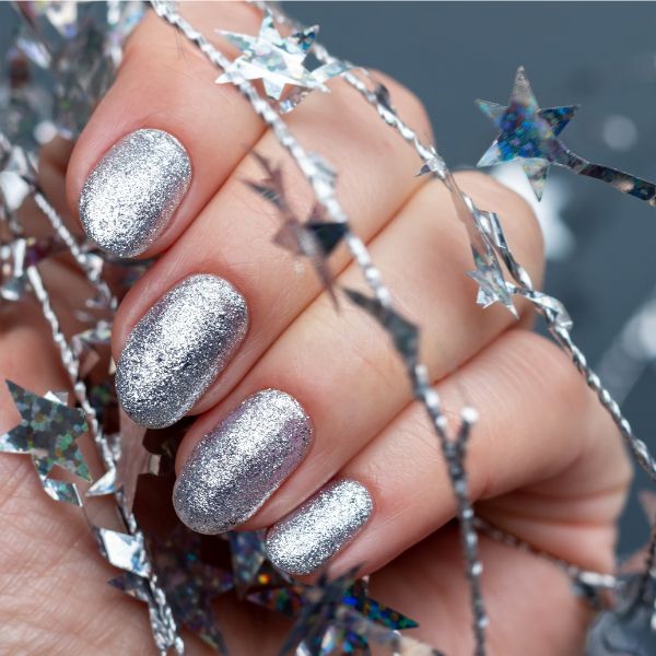 Unhas prateadas e brilhantes.