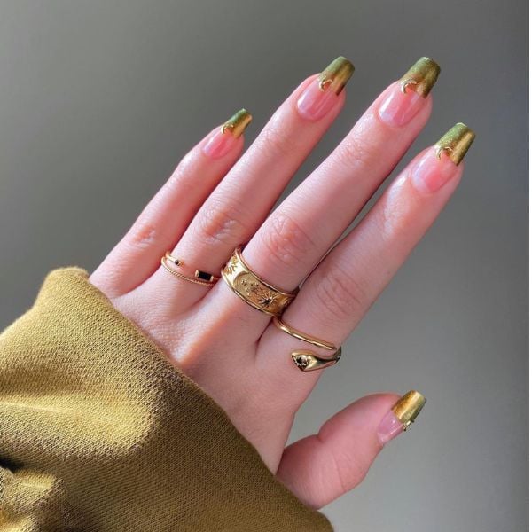 Foto de unhas decoradas com francesinha dourada para o natal e ano novo