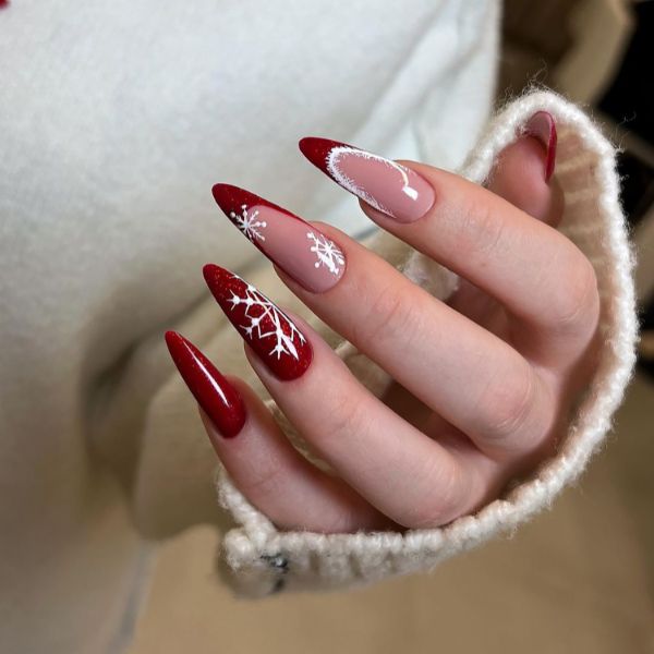 Foto de unhas para o natal e ano novo com decoração temática para as festas de fim de ano