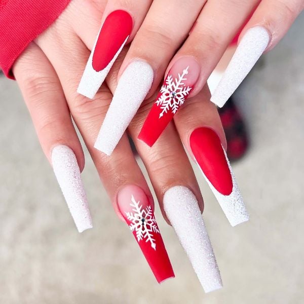 Foto de unhas vermelhas decoradas para o natal