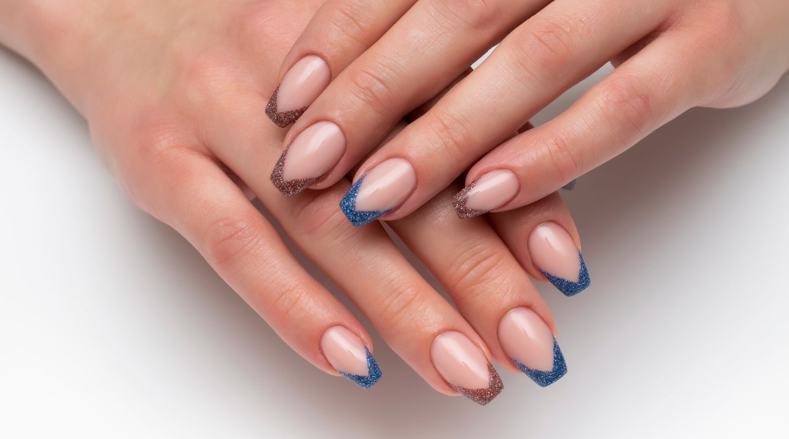 Unhas com pintura no estilo francesinha colorida.