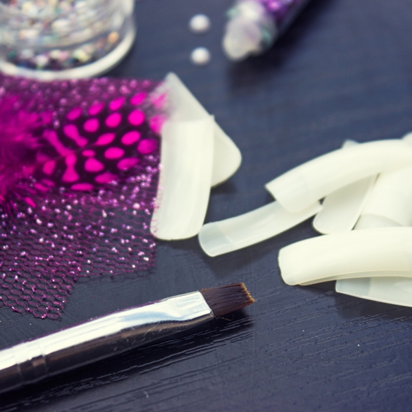 Saiba como remover esmalte sem danificar as unhas postiças