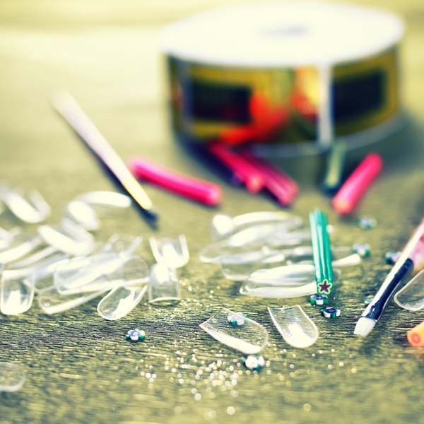 Entenda como tirar esmalte das unhas postiças