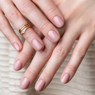 Esmalte nude: saiba como usar essa cor elegante e versátil