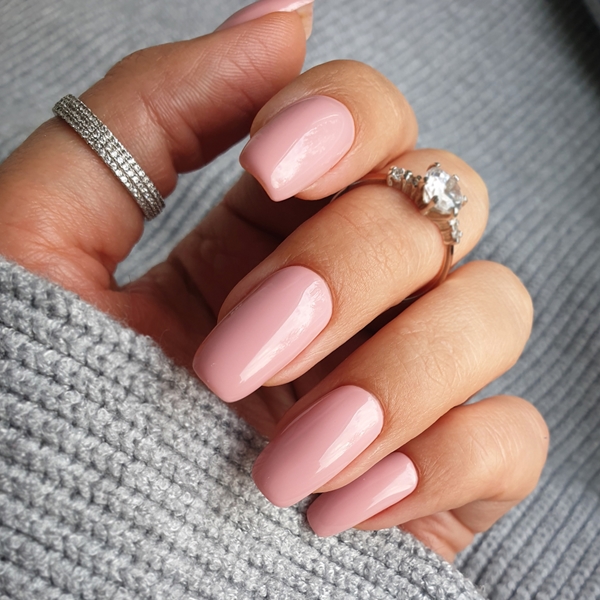 A unha rosa pastel traz delicadeza