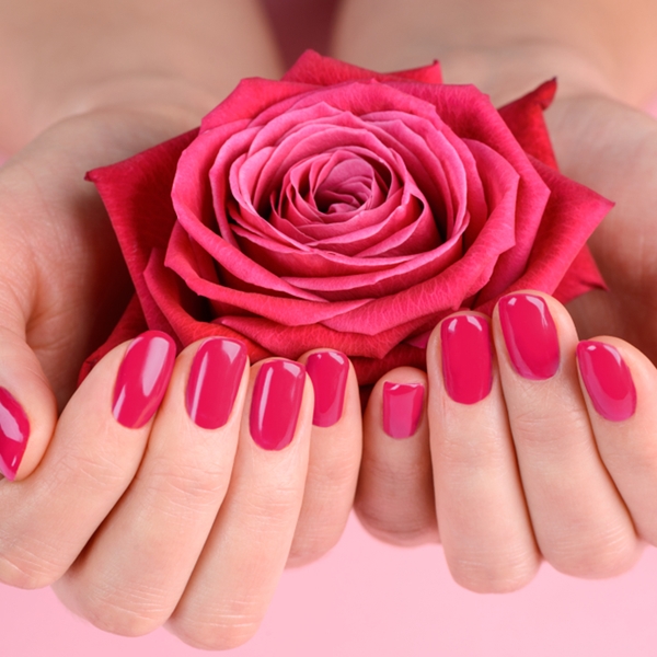 Esmalte escuro junto com uma flor rosa. Escolha o esmalte rosa que mais combina com você