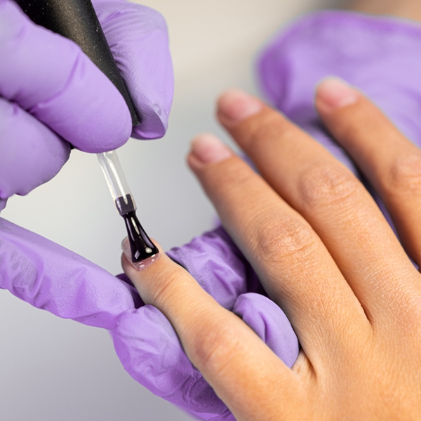 Utilize bases fortalecedoras para evitar que suas unhas fiquem quebradiças