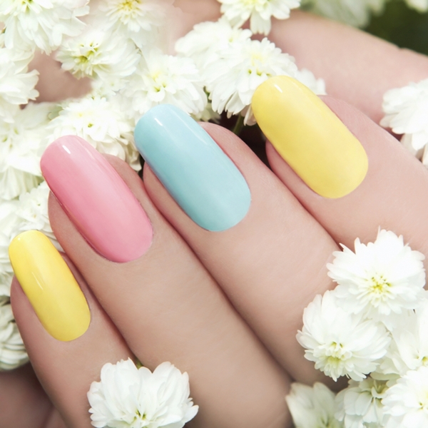 Invista em unhas coloridas em tons pastéis