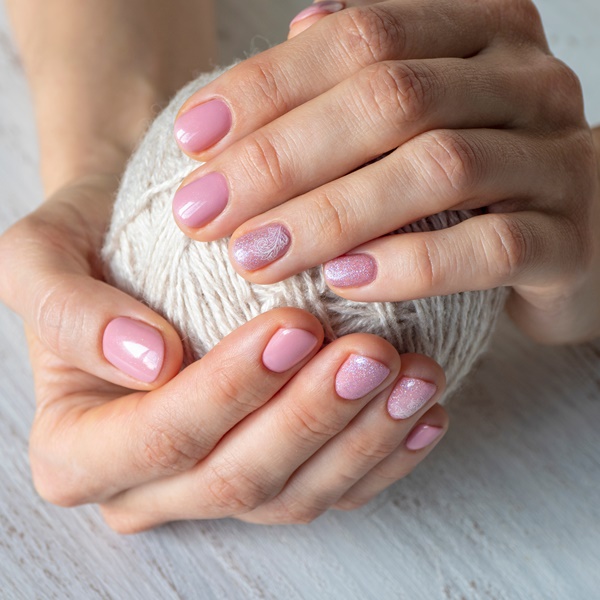 Banho de gel na unha: entenda o que é e quais os benefícios