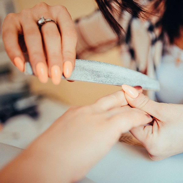 Como as unhas de porcelana são feitas?