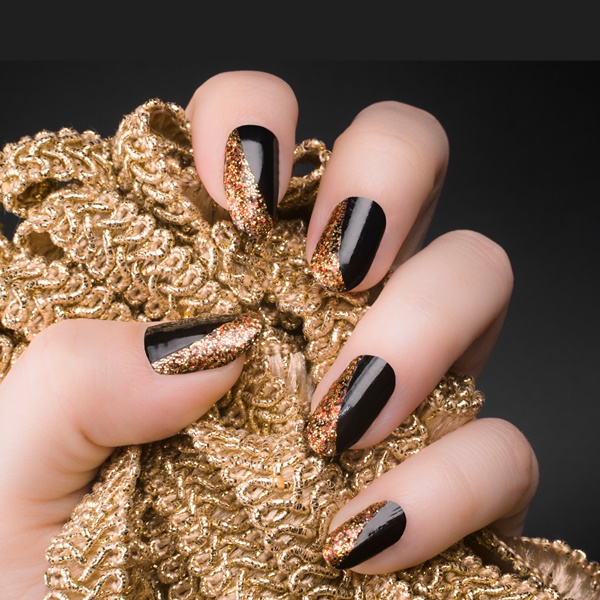 Aposte em unhas decoradas com detalhes em dourado