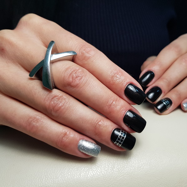 Esmalte preto: entenda como combinar essa cor clássica