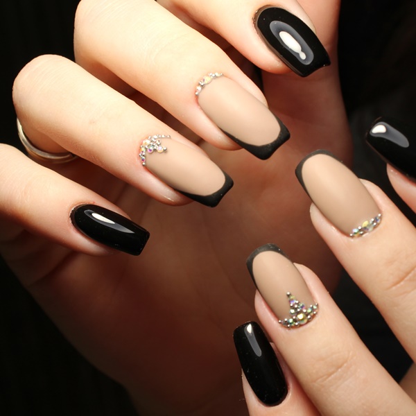 Unhas decoradas com esmalte preto