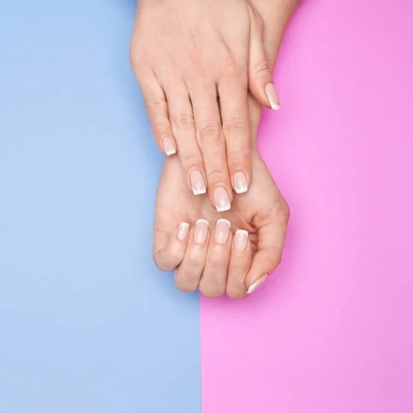 Imagem de unha em fundo azul e rosa | Colorama