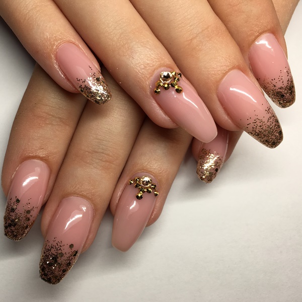 Unha decorada com glitter: inspirações criativas para suas unhas