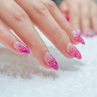 Unhas rosas decoradas com glitter