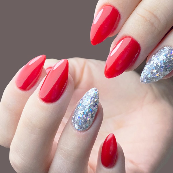 Unhas vermelhas com glitter